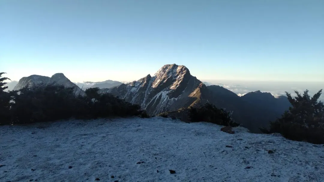 玉山北峰冰霰美景。（圖／中央氣象署）