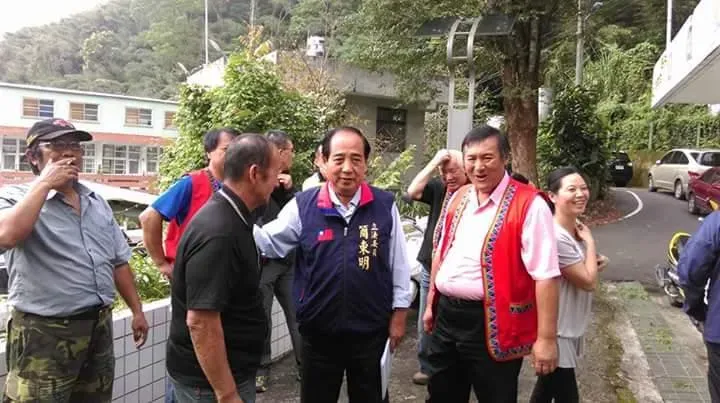 國民黨前山地原住民立委簡東明(中)昨晚病逝於高雄榮總醫院。(圖取自簡東明臉書)