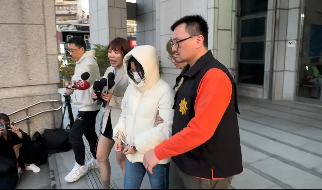 女社工被上銬移送地檢署。(圖/塗豐駿攝)