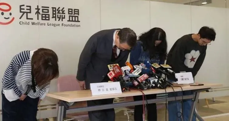 兒福聯盟12日召開記者會，就孩童被保母虐死案，董事長林志嘉率領同仁，向社會大眾道歉。（圖／黃鵬杰攝）