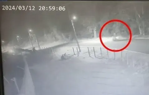 監視器拍到21歲謝姓男子騎車棄屍。（圖／翻攝畫面）