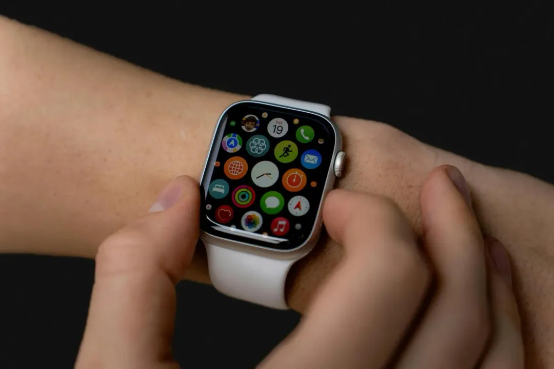 Apple Watch有「跌倒偵測」功能。（示意圖／pixabay）
