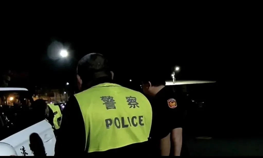 李女通緝犯身分曝光，被警方逮捕歸案。（圖／翻攝畫面）
