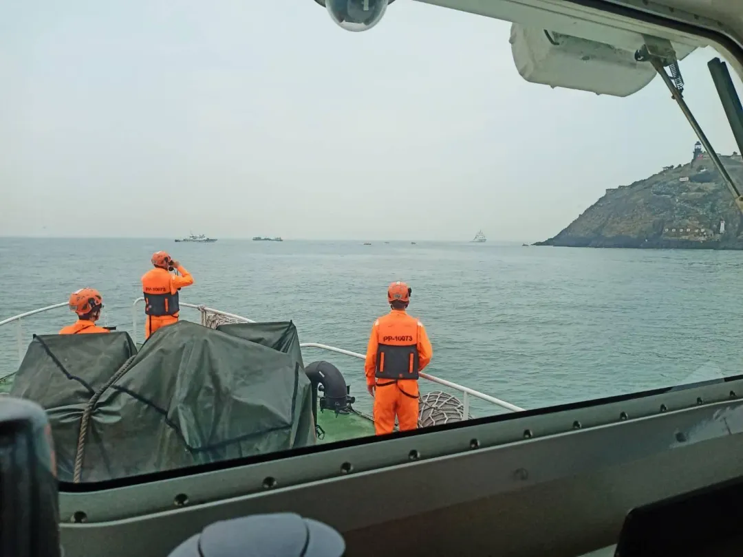 海巡隊今晨獲報陸船在金門海域翻覆,出動船艇救援。(圖/中天新聞)
