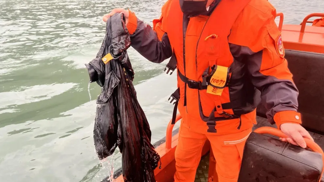海巡隊打撈起失蹤陸籍船員衣物。(圖/中天新聞)