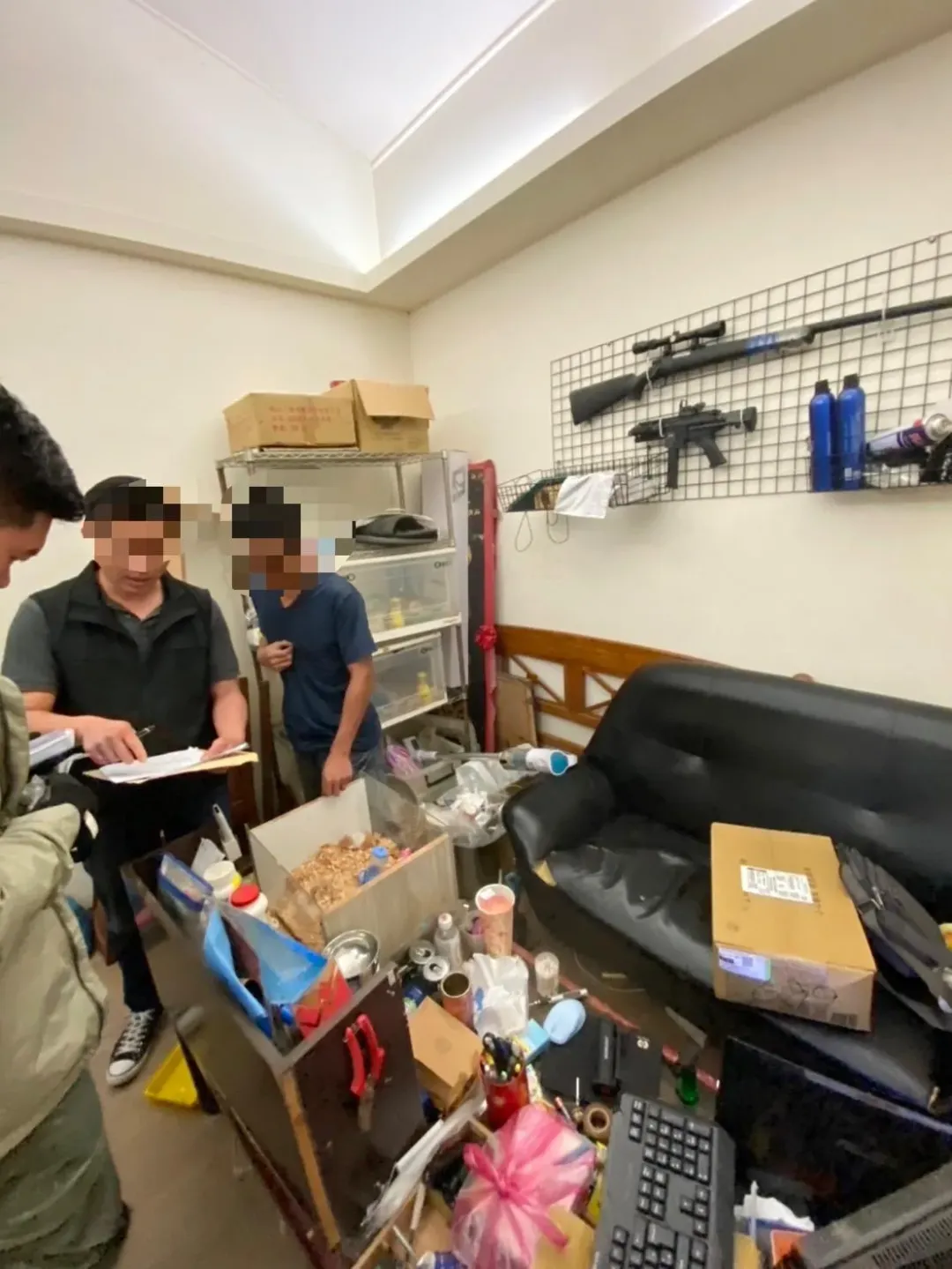 警方在屋內搜出毒品。（圖／中天新聞）