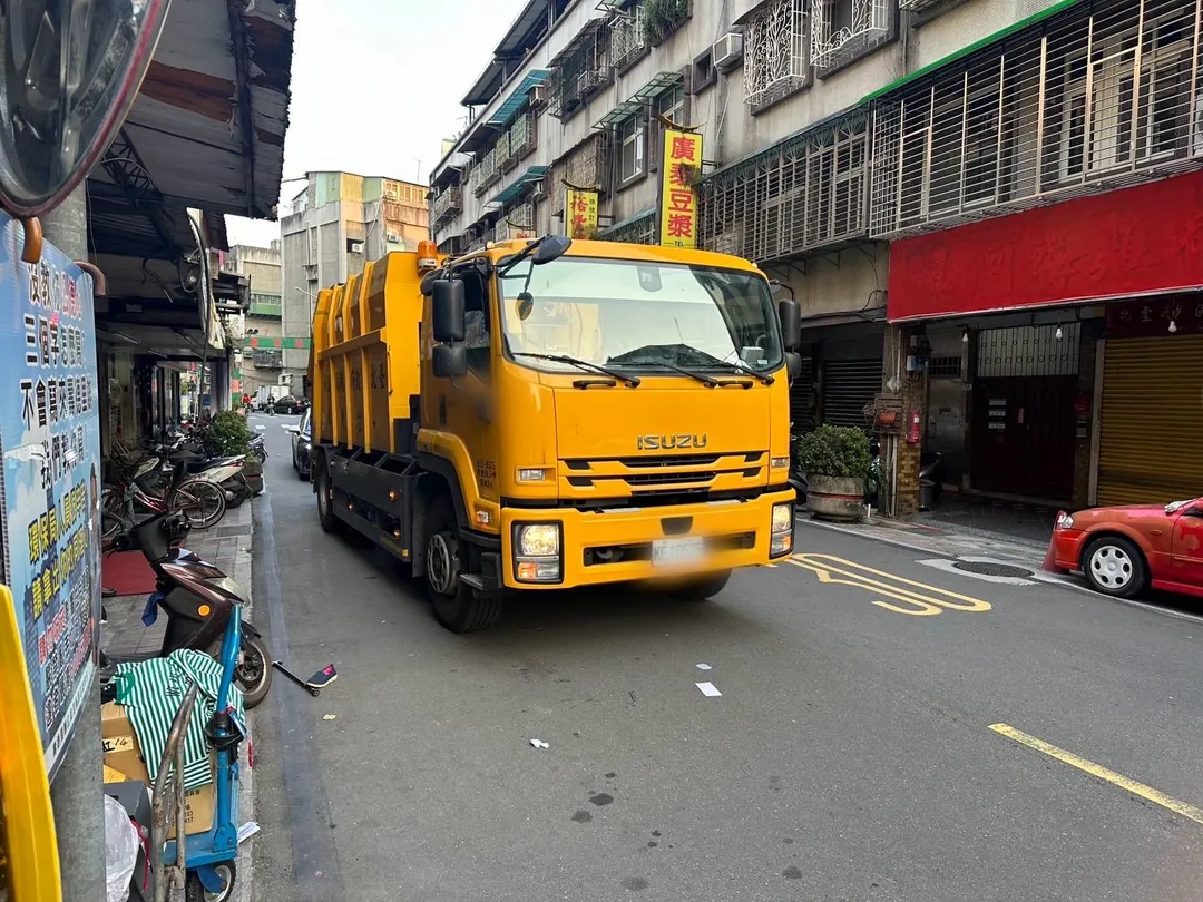 楊男執行垃圾清運工作後，準備返回駕駛座時，未注意後方車流狀況即貿然開啟車門並大幅外推。（示意圖／資料照）