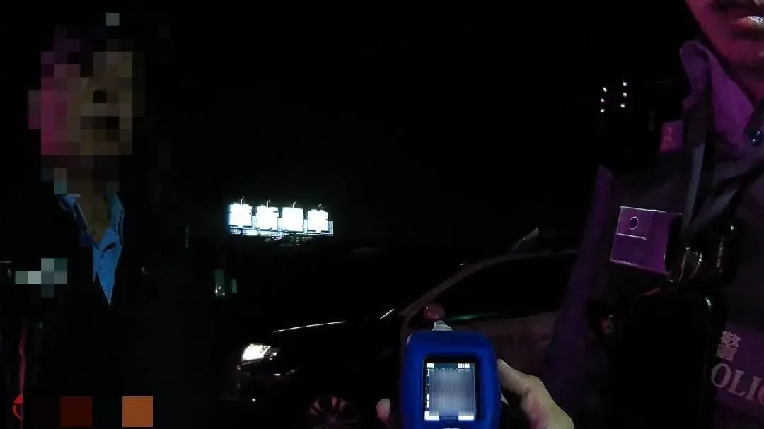 潘男酒測值1.78mg/L，超標「7倍」以上，讓員警嘖嘖稱奇。（圖／翻攝畫面）