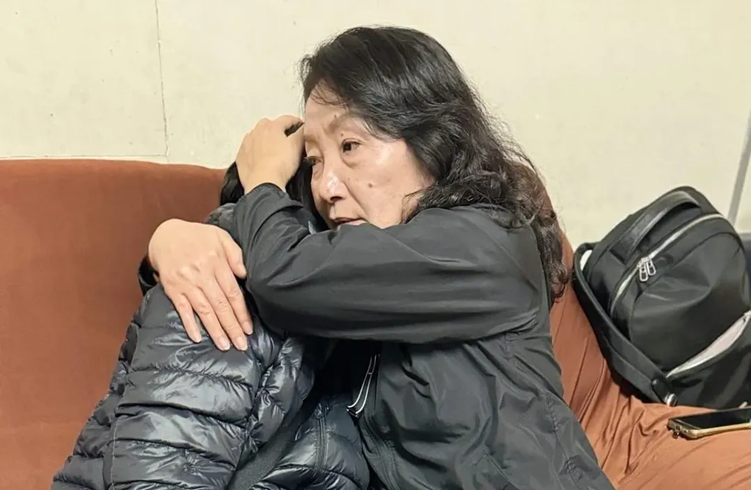 王薇君探訪虐童案的阿嬤，兩人相擁紅了眼眶。（圖／翻攝畫面）