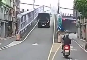 軍卡逆向開上匝道時,對面一輛白色轎車迎面駛來。(圖/翻攝社會事新聞影音)