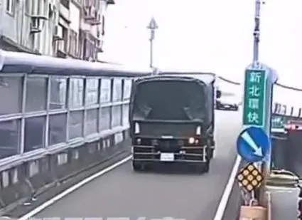 軍卡駕駛發現開錯路,趕緊「倒退嚕」下匝道。(圖/翻攝社會事新聞影音)