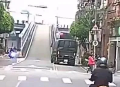 一輛軍卡疑似路況不熟,誤闖新北環快匝道。(圖/翻攝社會事新聞影音)