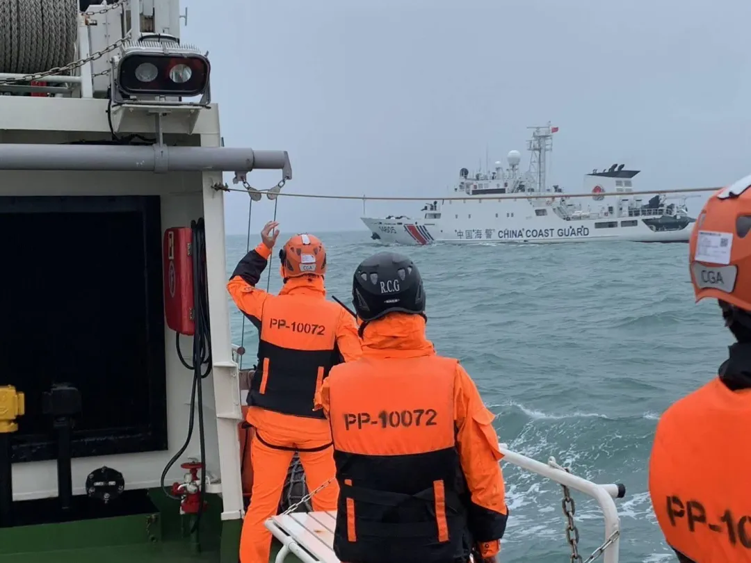 大陸海警與我方還巡人員共同執行搜救任務。（圖／中天新聞）