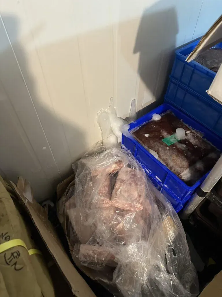 員工爆料店內肉品沒有標示保存期限,放到結霜。(圖/翻攝記者爆料網)