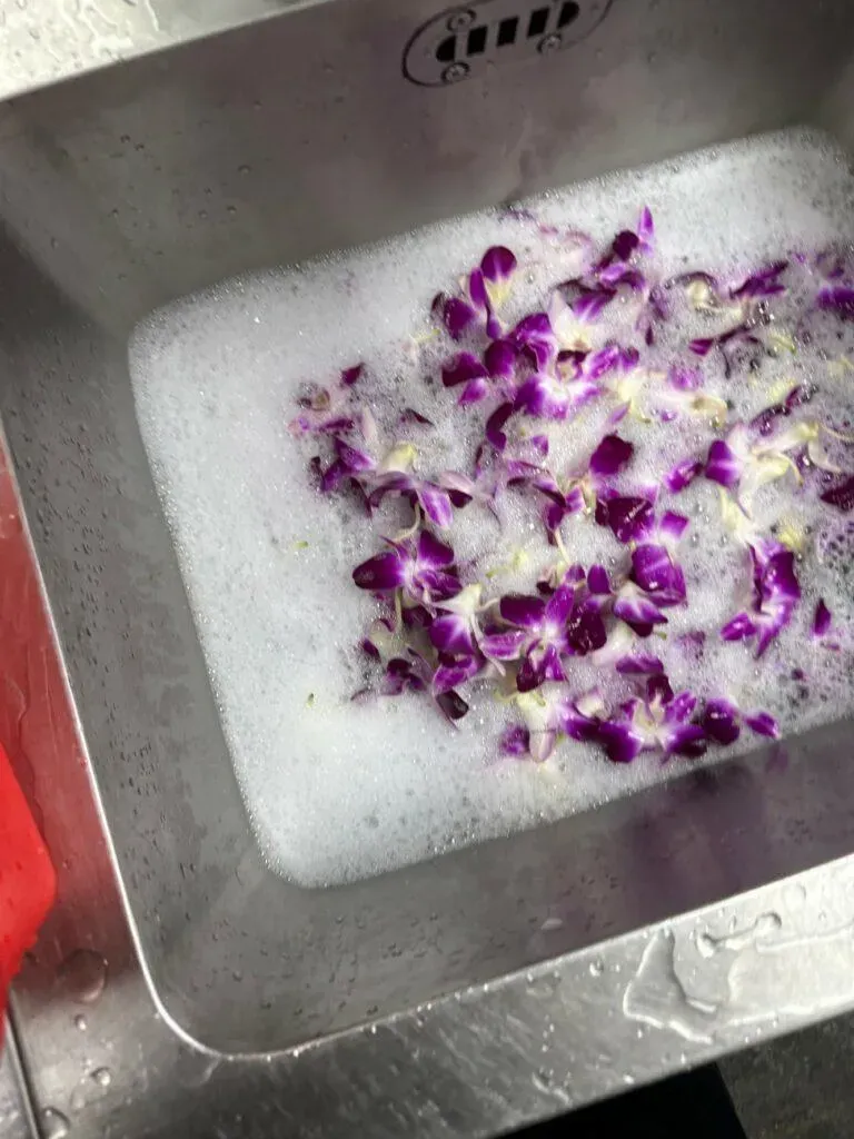 業者要求員工回收擺盤花飾,洗過再拿來用。(圖/翻攝記者爆料網)