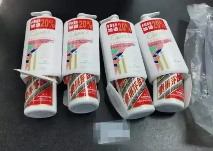 男子還刻意用透明塑膠袋裝，以為光明磊落卻大有問題。（圖／翻攝微博）