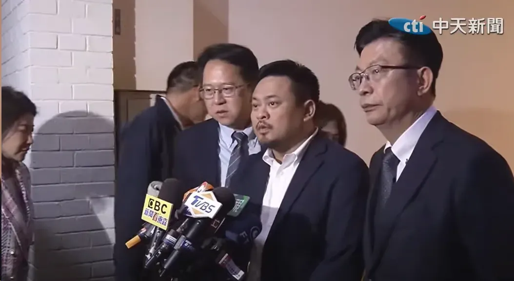 綠委們抗議韓國瑜。(圖/中天新聞)