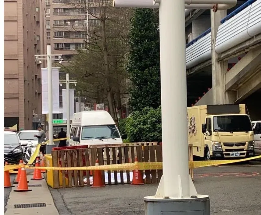 新竹巨城購物中心後碼頭區15日下午發生40歲男子墜樓事件,警方已通知家屬處理後事並協助調查事件原因。(圖/翻攝自Facebook@新竹人新竹事)