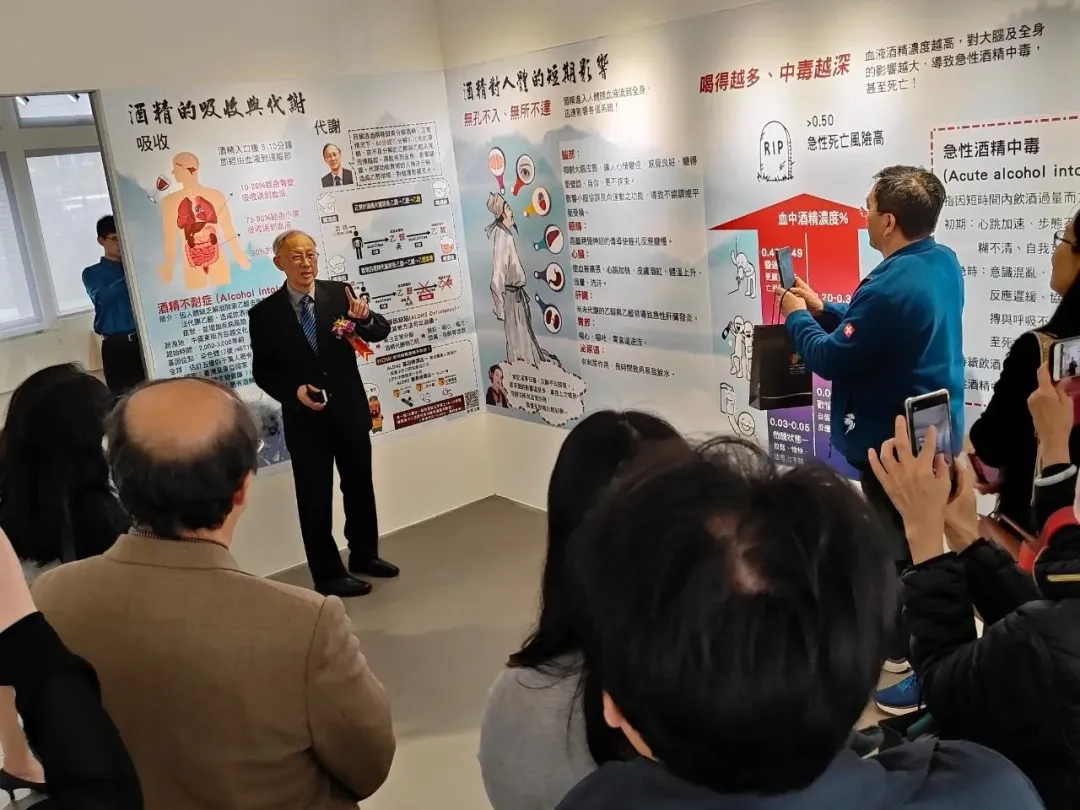 喝酒恐怖真相曝光台灣竟有一半人深受其害, 輔大辦「舉杯消愁愁更愁-酒精與健康」特展警告。(圖/輔大提供)