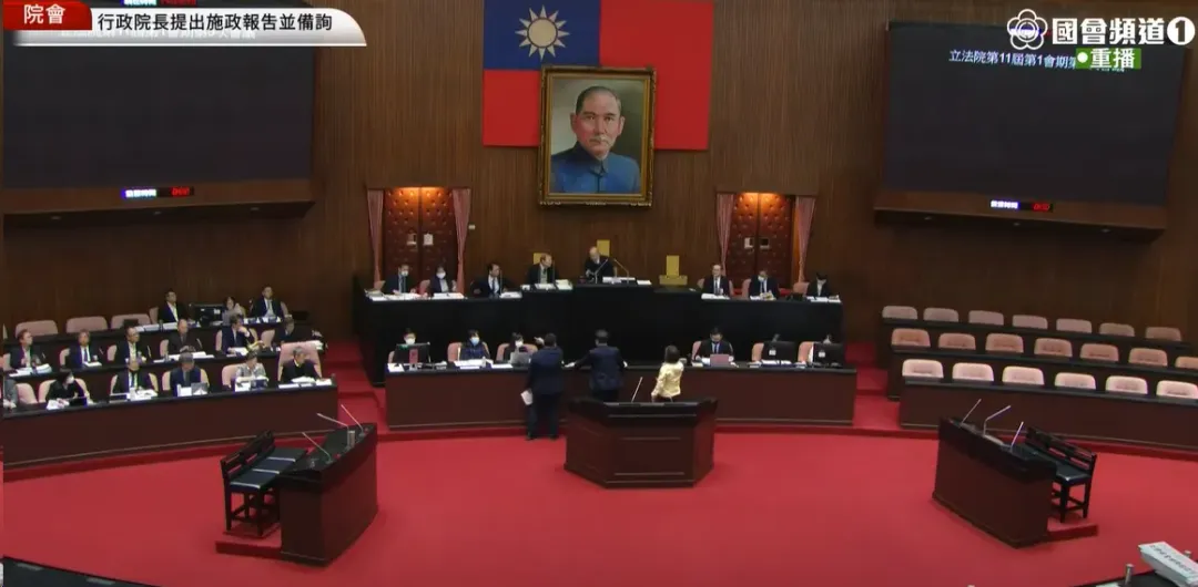 韓國瑜宣佈散會後，姍姍來遲的綠委們與韓國瑜產生爭執。（圖/翻攝國會頻道）
