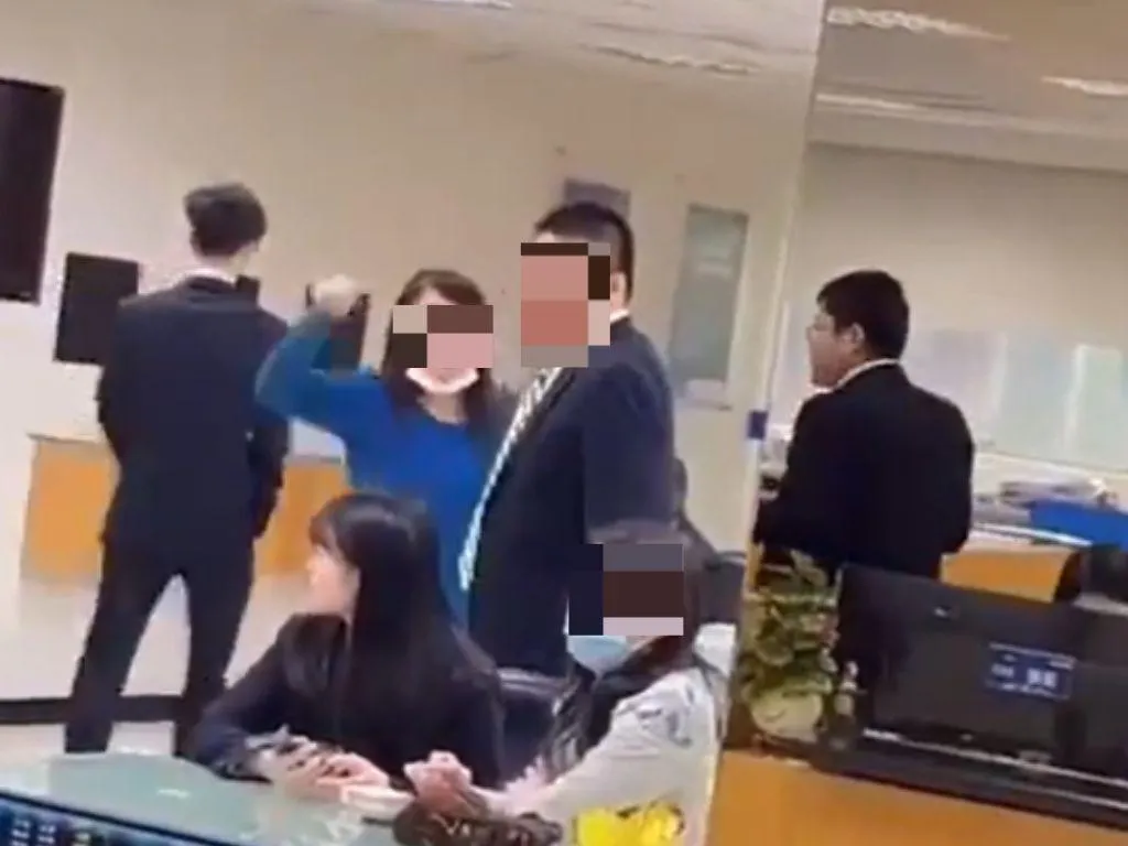 婦人失控怒吼。(圖/翻攝自X)