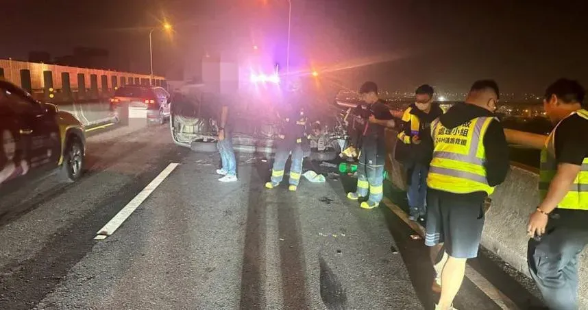 台64線三重段深夜發生追撞事故,現場1車翻覆警消急到場救援。(圖/翻攝畫面)