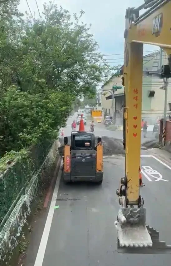 怪手司機將三角錐準確放上前方的裝載機車頂。（圖／翻攝自記者爆料網）