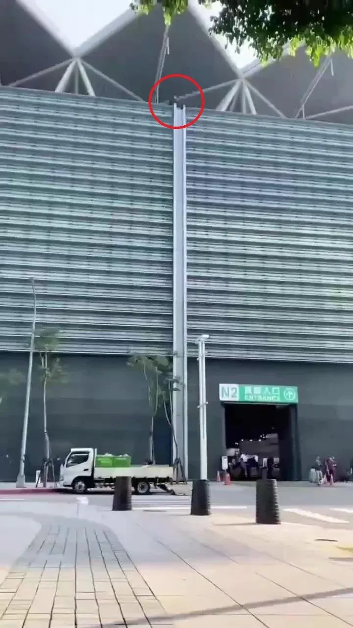 南港展覽館日前遭人闖入頂樓沿外牆縫隙溜下。(圖/翻攝畫面)