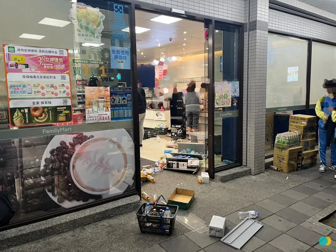 被砸的超商地板都是掉落的商品。(圖/翻攝畫面)