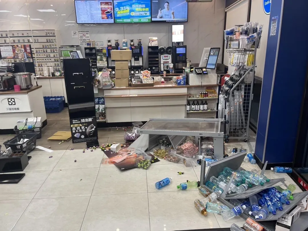 黃女暴走推倒商品陳列架,女店員被打巴掌嚇得報警。(圖/翻攝畫面)