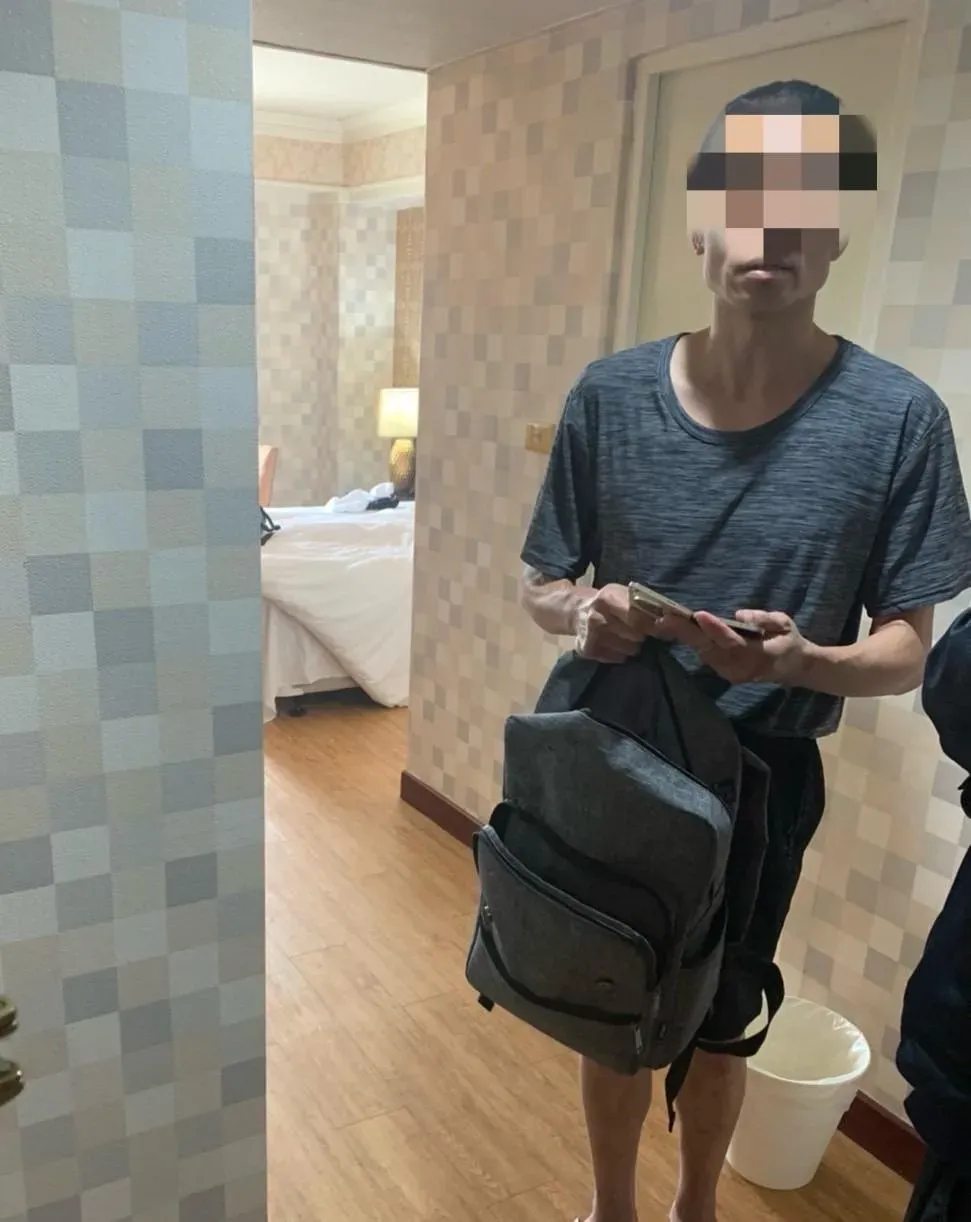 台中羅姓男子自稱是英國籍醫師,持假綠卡入住飯店被報警逮捕。(圖/中天新聞)