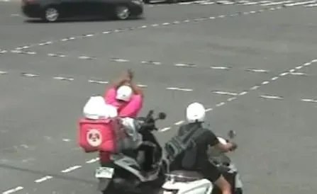 楊男上車後依然手舞足蹈跳個不停。（圖／翻攝畫面）
