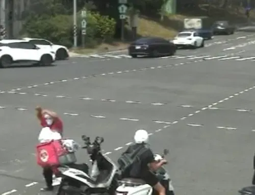 楊男在路口停等紅燈時，下車跳舞引人側目。（圖／翻攝畫面）