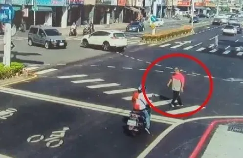 楊性外送員3個月前過馬路跳機械舞，被檢舉罰500元。（圖／翻攝畫面）