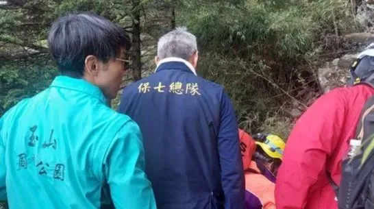 警消到場對傷者吳男進行CPR搶救。（圖／翻攝畫面）
