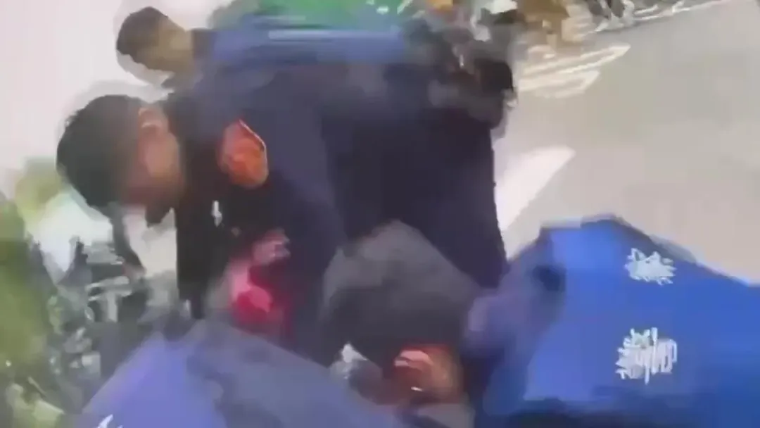 警方獲報火速趕到現場壓制賴男。（圖／翻攝畫面）
