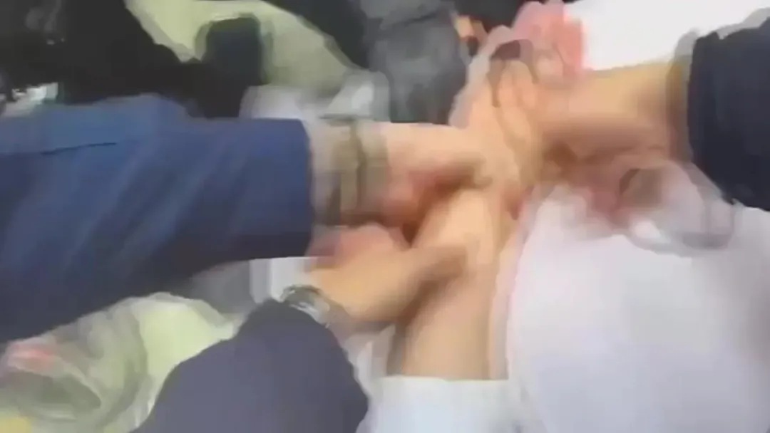 賴男被上銬逮捕帶回派出所。（圖／翻攝畫面）