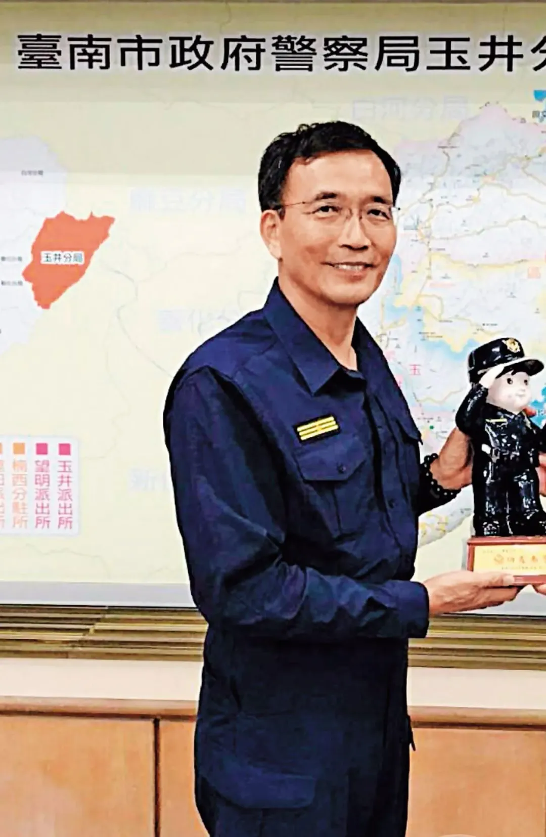 率隊偵辦的分局長楊青垂恰巧和兇手陳文釧同年同月同日生。(圖/翻攝畫面)