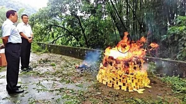 破案當天是中元普渡,警方回命案現場燒紙錢給死者,火焰中竟出現人臉。(圖/翻攝畫面)