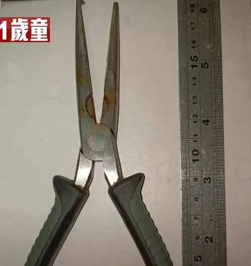網友提供惡保母丈夫的海釣鉗給檢警，懷疑是虐童工具。（圖／翻攝三立新聞）