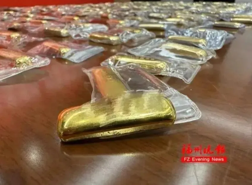 福州一名OL上班時突然收到一件快遞裡頭「金光閃閃」。(圖/翻攝福州晚報)