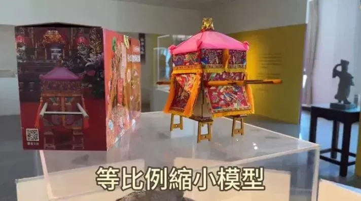 特製「粉紅超跑」限量小神轎是以等比例縮小，每一頂都有獨立編號，並經過廟方過爐，加蓋印信加持。（圖／苗栗縣警察局提供）