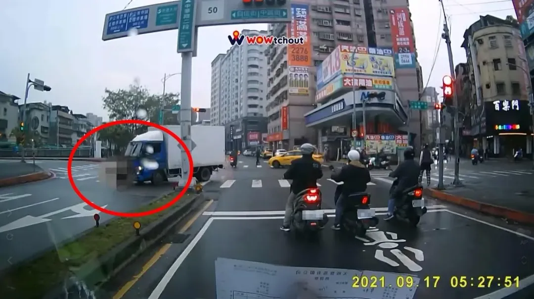 小貨車疑似未多加注意行人，開過斑馬線時沒有稍作減速停讓，江姓婦人遭撞擊後倒地不起。（圖／翻攝自YouTube／WoWtchout - 地圖型行車影像分享平台）