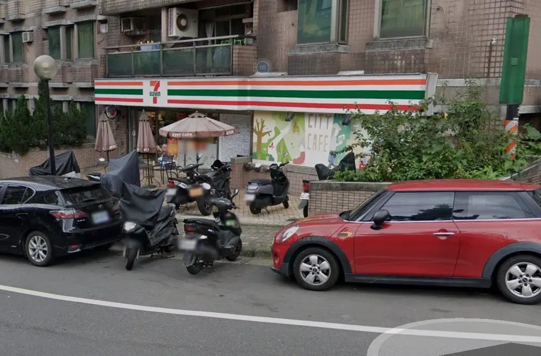 謝男昨天在基隆市樂利二街超商前被砍。(圖/翻攝Google Map)