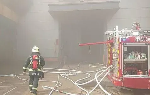 火災現場濃煙密布，警消佈水線搶救。（圖／中天新聞）