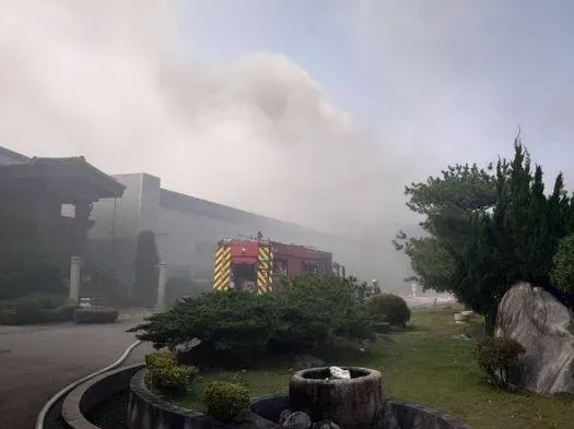 火勢在下午15時39分受到控制，沒有人員受傷受困。（圖／中天新聞）