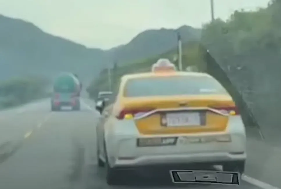 小黃被撞後停在路邊，油罐車駕駛肇事逃逸。（圖／翻攝記者爆料網）