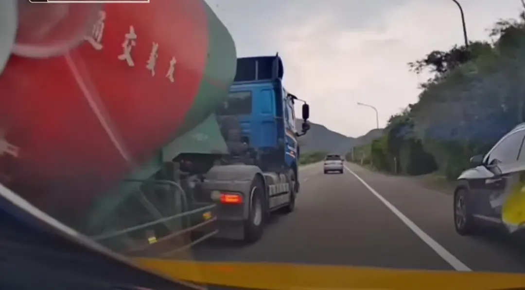 小黃的行車紀錄器拍到油罐車惡意逼車。（圖／翻攝記者爆料網）