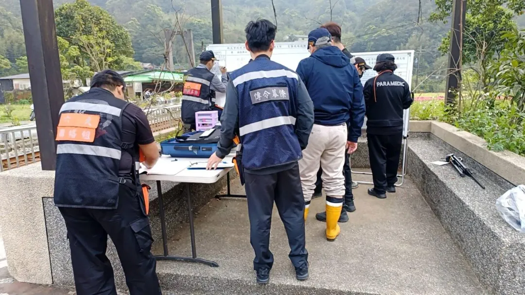 搜救團隊在現場規畫搜救路線。(圖/翻攝畫面)