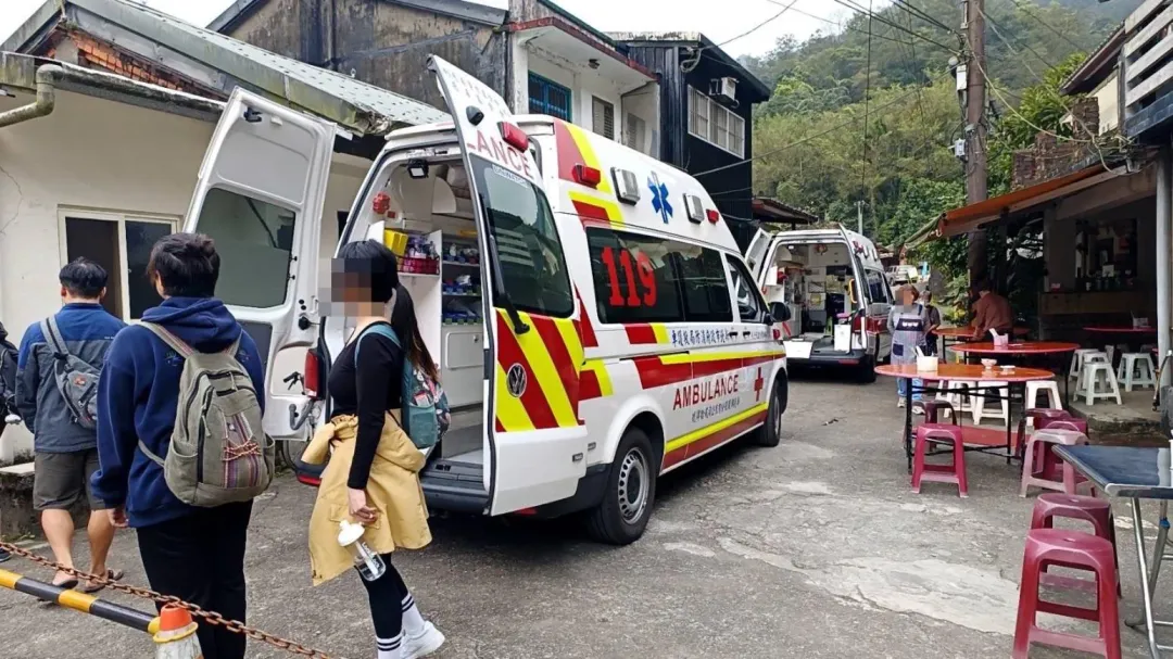 救護車在登山口待命準備後送傷者到醫院搶救。(圖/翻攝畫面)